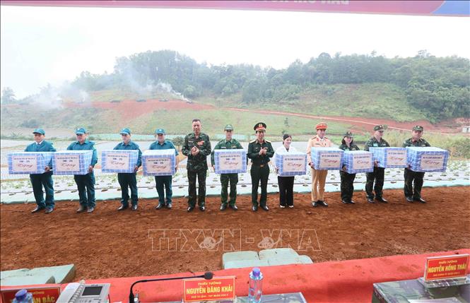 Tặng quà các lực lượng tham gia diễn tập. Ảnh: Quang Quyết - TTXVN
