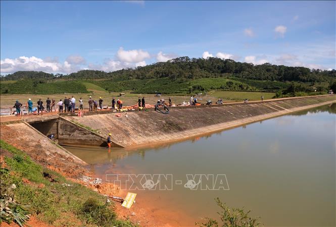 Mặt trước của thân đập hồ thủy lợi Cay An hiện chưa ghi nhận dấu hiệu nguy hiểm. Ảnh: Nguyễn Dũng – TTXVN 