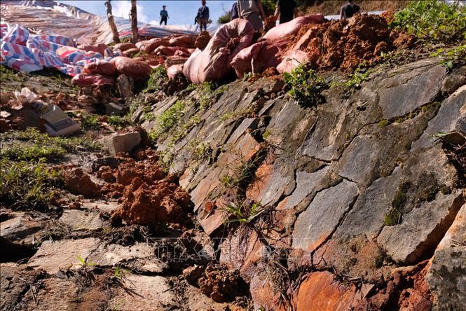 Một phần chân đập gần cửa tràn xả nước của hồ thủy lợi bị sụt lún, sạt trượt sau những ngày mưa bão kéo dài. Ảnh: Nguyễn Dũng – TTXVN 