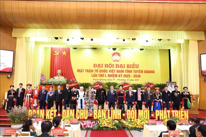 Đoàn đại biểu đi dự Đại hội đại biểu toàn quốc Mặt trận Tổ quốc Việt Nam, nhiệm kỳ 2026 - 2031 ra mắt Đại hội. Ảnh: Hoàng Hải - TTXVN 