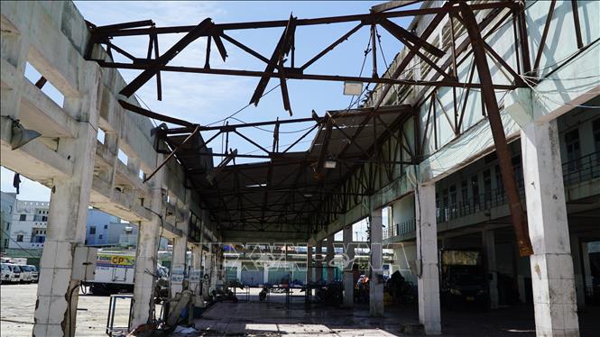 Nhà phân loại hải sản tại cảng cá Quy Nhơn bị tốc mái. Ảnh: Đình Quân-TTXVN      