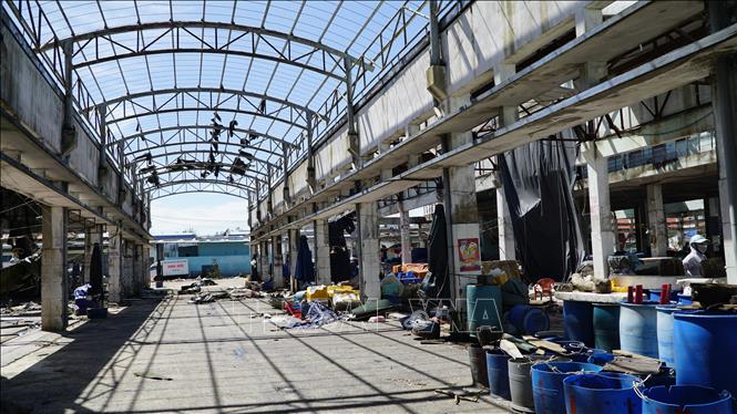 Cảng cá Quy Nhơn tan hoang sau bão số 13. Ảnh: Đình Quân-TTXVN                             