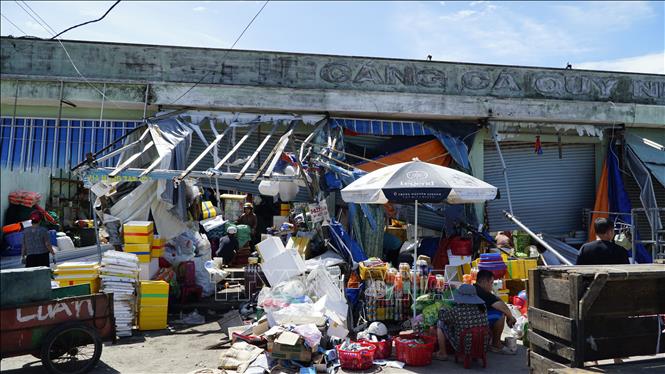 Toàn bộ ki ốt, cửa hàng tạp hóa tại cảng cá Quy Nhơn bị tốc mái, hư hỏng. Ảnh: Đình Quân-TTXVN             