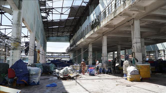 Cảng cá Quy Nhơn tan hoang sau bão số 13. Ảnh: Đình Quân-TTXVN                                   