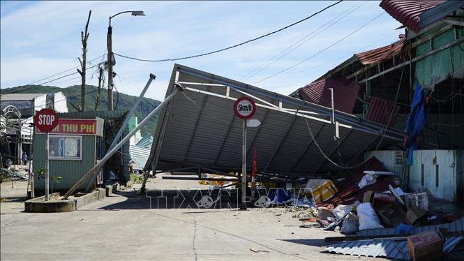 Khu vực cổng chính vào cảng cá Quy Nhơn bị sập hoàn toàn. Ảnh: Đình Quân-TTXVN                               