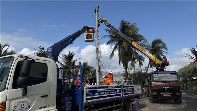 Nhiều phương tiện máy móc được huy động khôi phục hệ thống điện. Ảnh: Tường Quân - TTXVN