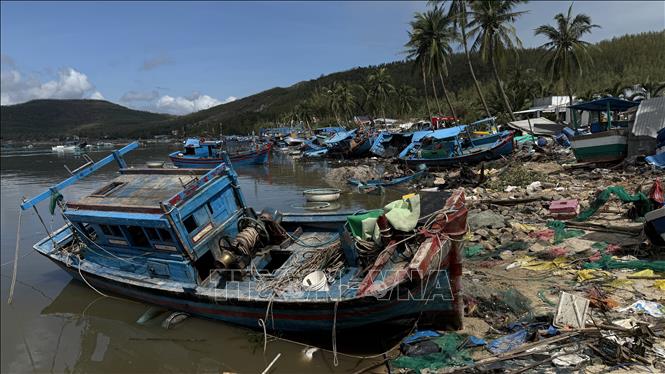 Một tàu thuyền bị sóng đánh hư hại. Ảnh: Tường Quân - TTXVN