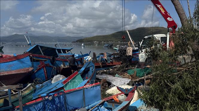 Người dân dùng cẩu kéo sửa tàu thuyền. Ảnh: Tường Quân - TTXVN