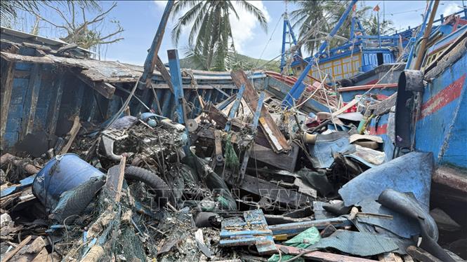 Một tàu thuyền của ngư dân bị hư hỏng nặng. Ảnh: Tường Quân - TTXVN