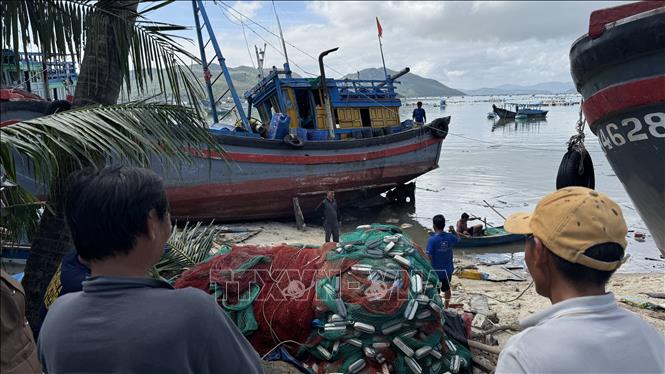 Người dân tập trung sửa chữa tàu thuyền. Ảnh: Tường Quân - TTXVN