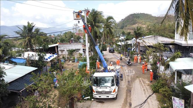 Ngành điện huy động tối đa lực lượng khắc phục sự cố sau bão. Ảnh: Tường Quân - TTXVN