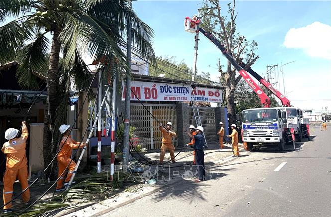 Điện lực Đắk Lắk nỗ lực khắc phục hệ thống điện. Ảnh: Tường Quân - TTXVN