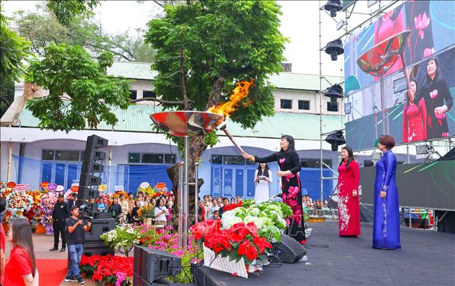 Nghi thức thắp lửa truyền thống. Ảnh: Thanh Tùng - TTXVN