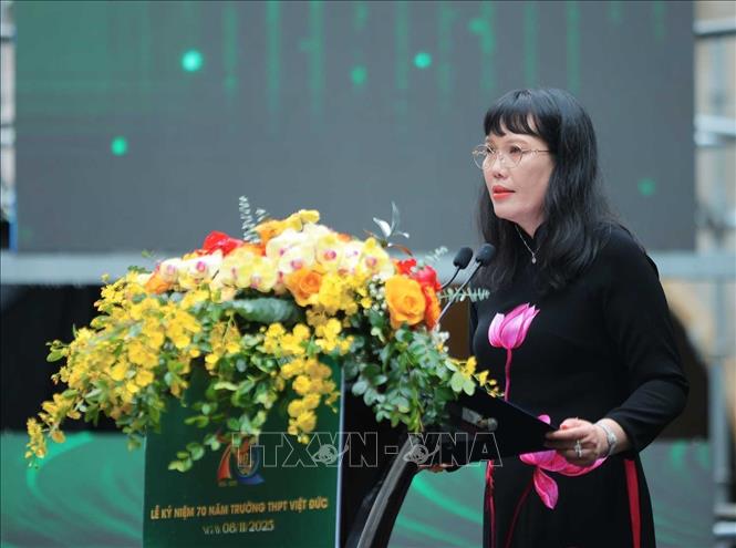 Bí thư Đảng uỷ, Hiệu trưởng Trường THPT Việt Đức Nguyễn Bội Quỳnh phát biểu khai mạc buổi lễ. Ảnh: Hoàng Hiếu - TTXVN