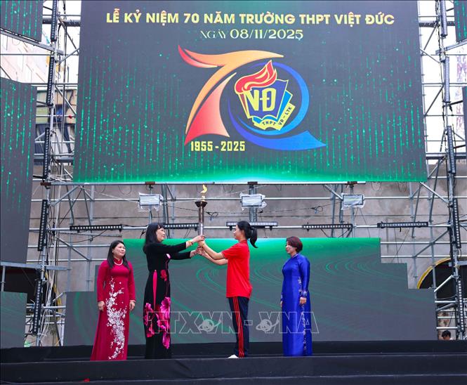 Nghi thức tiếp lửa truyền thống tại lễ kỷ niệm. Ảnh: Thanh Tùng - TTXVN