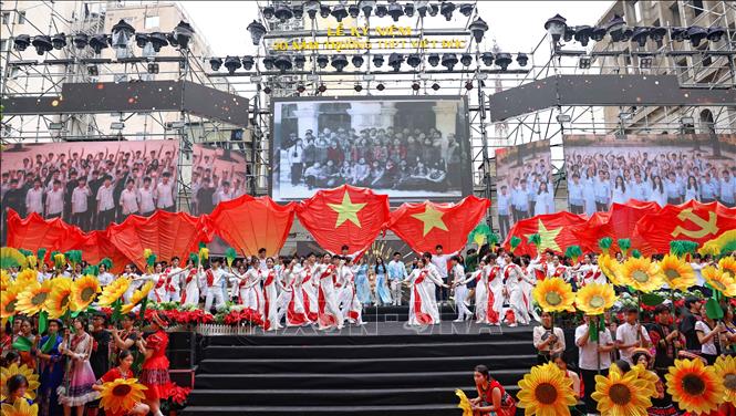 Chương trình biểu diễn văn nghệ chào mừng Lễ kỷ niệm 70 năm thành lập Trường THPT Việt Đức. Ảnh: Thanh Tùng - TTXVN