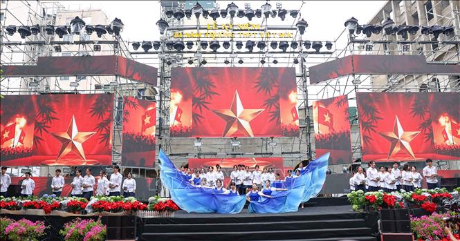 Lễ kỷ niệm với chương trình nghệ thuật đặc sắc, tái hiện hành trình xây dựng và phát triển của nhà trường. Ảnh: Thanh Tùng - TTXVN 