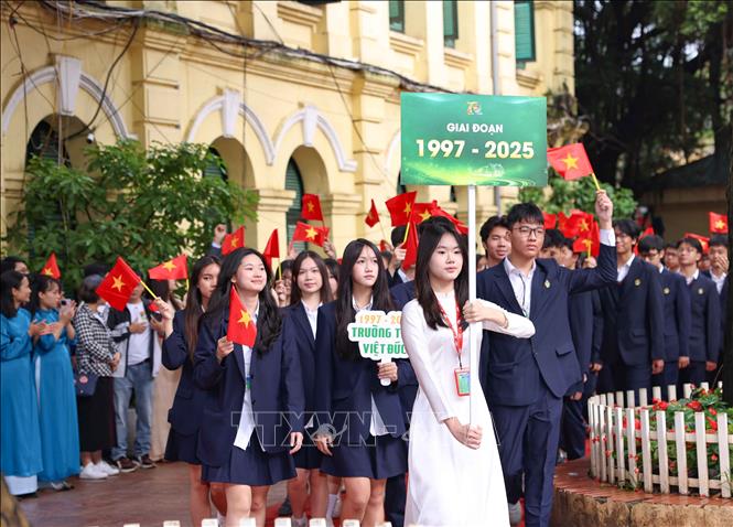 Phần diễu hành của các thế hệ học sinh, đại diện cho các giai đoạn xây dựng và trưởng thành của nhà trường. Ảnh: Thanh Tùng - TTXVN