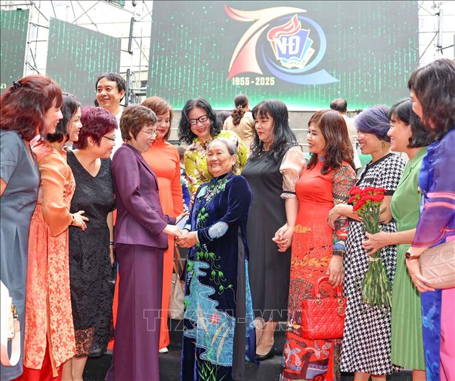 Các thế hệ giáo viên, cựu học sinh Trường THPT Việt Đức hân hoan vui mừng trong ngày gặp mặt tại Lễ kỷ niệm . Ảnh: Thanh Tùng - TTXVN 