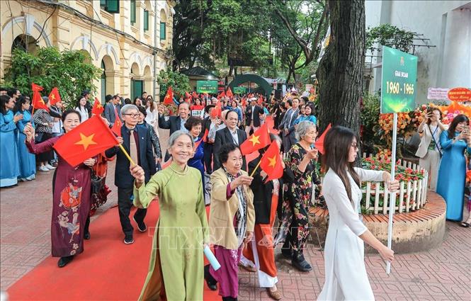 Các cựu học sinh của trường niên khoá 1960 -1965 tham dự buổi lễ. Ảnh: Hoàng Hiếu - TTXVN