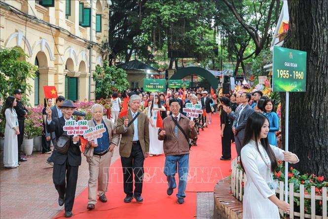 Các cựu học sinh của trường niên khoá 1955 -1960 tham dự buổi lễ. Ảnh: Hoàng Hiếu - TTXVN