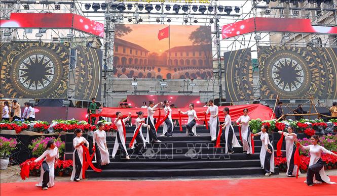 Lễ kỷ niệm với chương trình nghệ thuật đặc sắc, tái hiện hành trình xây dựng và phát triển của nhà trường. Ảnh: Thanh Tùng - TTXVN  
