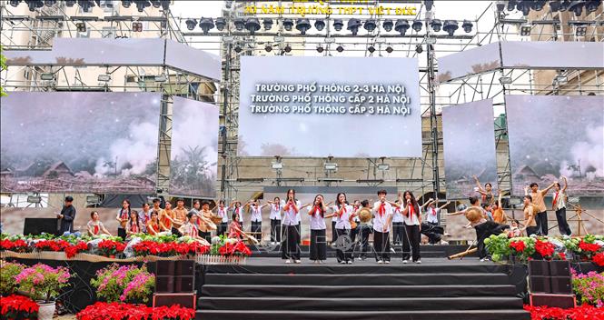 Lễ kỷ niệm với chương trình nghệ thuật đặc sắc, tái hiện hành trình xây dựng và phát triển của nhà trường. Ảnh: Thanh Tùng - TTXVN 