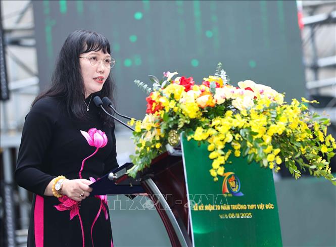 Bí thư Đảng ủy, Hiệu trưởng Trường THPT Việt Đức Nguyễn Bội Quỳnh đọc diễn văn kỷ niệm. Ảnh: Thanh Tùng - TTXVN