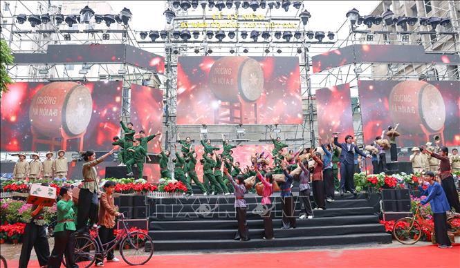 Lễ kỷ niệm với chương trình nghệ thuật đặc sắc, tái hiện hành trình xây dựng và phát triển của nhà trường. Ảnh: Thanh Tùng - TTXVN  