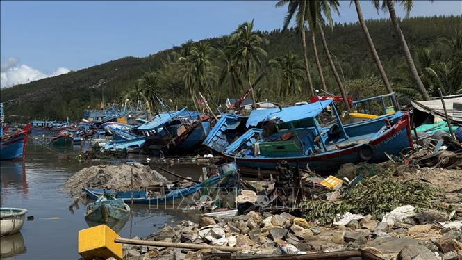 Many fishing boats in Dak Lak province are damaged by Typhoon Kalmaegi. VNA Photo