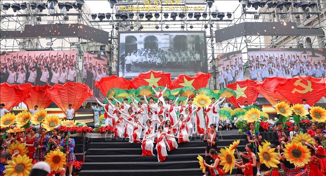 Lễ kỷ niệm với chương trình nghệ thuật đặc sắc, tái hiện hành trình xây dựng và phát triển của nhà trường. Ảnh: Thanh Tùng - TTXVN  