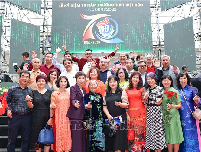 Các thế hệ giáo viên, cựu học sinh vui ngày gặp mặt. Ảnh: Thanh Tùng - TTXVN 