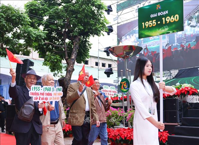 Phần diễu hành của các thế hệ học sinh, đại diện cho các giai đoạn xây dựng và trưởng thành của nhà trường. Ảnh: Thanh Tùng - TTXVN