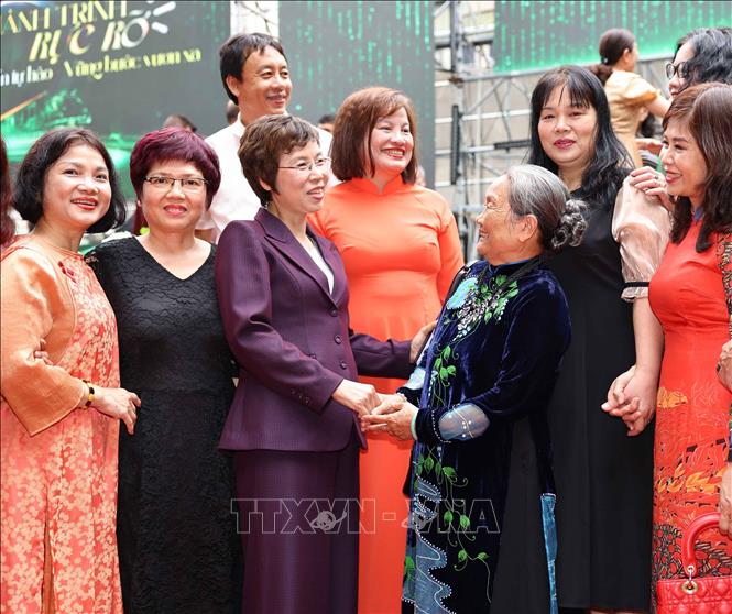 Các thế hệ giáo viên, cựu học sinh vui ngày gặp mặt. Ảnh: Thanh Tùng - TTXVN 