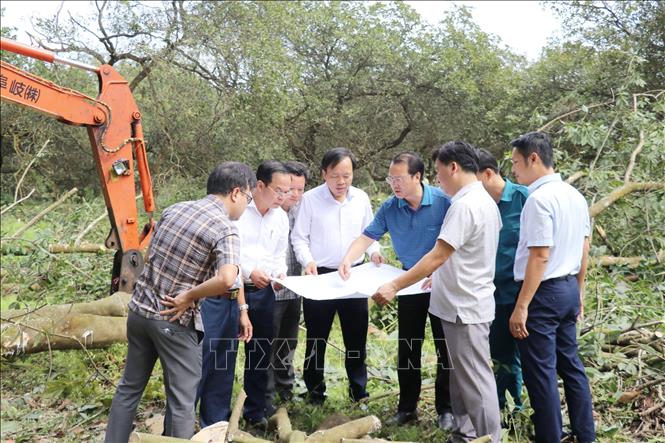 Chủ tịch UBND phường Bình Phước Ngô Hồng Khang (thứ 4, từ phải qua) cùng lãnh đạo phường và các đơn vị liên quan kiểm tra thực địa bàn giao mặt bằng cho Dự án. Ảnh: Nhật Bình – TTXVN