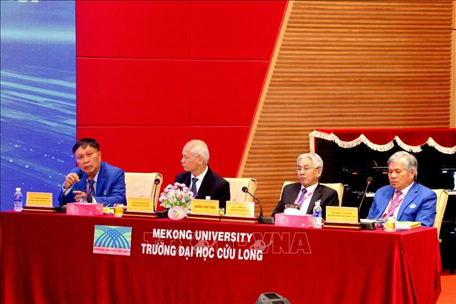 Chủ tọa điều hành hội thảo. Ảnh: Lê Thúy Hằng – TTXVN