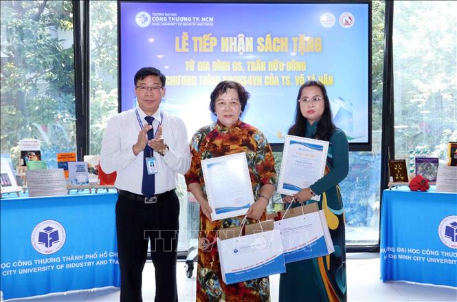  PGS.TS Nguyễn Xuân Hoàn, Hiệu trưởng trường Đại học Công thương Thành phố Hồ Chí Minh tri ân đại diện gia đình cố Giáo sư Trần Hữu Dũng và đại diện của Tiến sỹ Võ Tá Hân. Ảnh: Xuân Khu-TTXVN