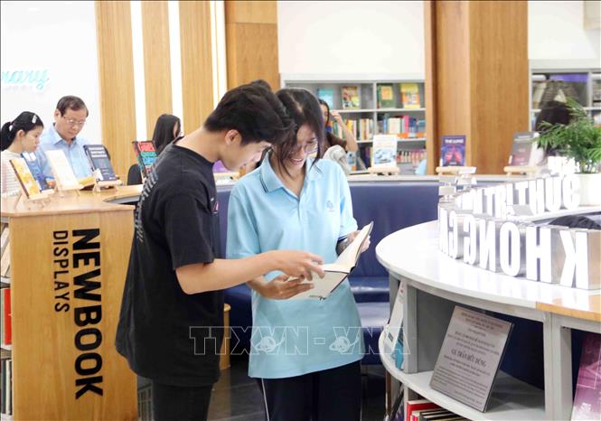 Sinh viên tìm hiểu những đầu sách của cố Giáo sư Trần Hữu Dũng tặng Đại học Công thương Thành phố Hồ Chí Minh. Ảnh: Xuân Khu-TTXVN