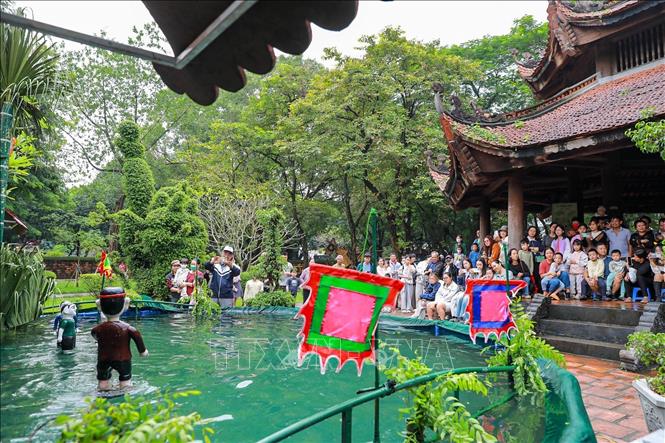 Múa rối nước - nghệ thuật sân khấu dân gian nhận được sự quan tâm và yêu thích của nhiều người dân và du khách trong, ngoài nước. Ảnh: Khánh Hoà - TTXVN