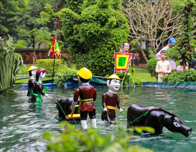 Các tiết mục rối nước thường mô tả cuộc sống lao động sản xuất nông nghiệp, các lễ hội truyền thống hay những câu chuyện cổ tích, truyền thuyết dân gian, mang đậm ước mơ về một cuộc sống ấm no, hạnh phúc. Ảnh: Khánh Hoà - TTXVN