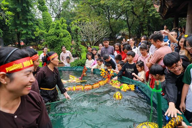 Múa rối nước - nghệ thuật sân khấu dân gian nhận được sự quan tâm và yêu thích của nhiều người dân và du khách trong, ngoài nước. Ảnh: Khánh Hoà - TTXVN