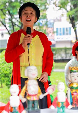 Múa rối nước thường đi kèm với âm nhạc dân tộc (như chèo, tuồng) do dàn nhạc sống biểu diễn, góp phần dẫn dắt câu chuyện và tạo không khí cho buổi diễn. Ảnh: Khánh Hoà - TTXVN