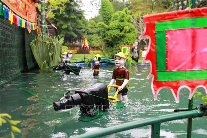 Các tiết mục thường mô tả cuộc sống lao động sản xuất nông nghiệp, các lễ hội truyền thống hay những câu chuyện cổ tích, truyền thuyết dân gian, mang đậm ước mơ về một cuộc sống ấm no, hạnh phúc. Ảnh: Khánh Hoà - TTXVN