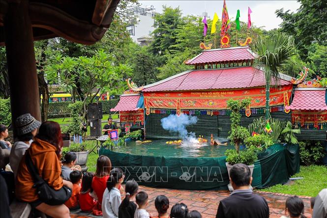 Múa rối nước - nghệ thuật sân khấu dân gian nhận được sự quan tâm và yêu thích của nhiều người dân và du khách trong, ngoài nước. Ảnh: Khánh Hoà - TTXVN