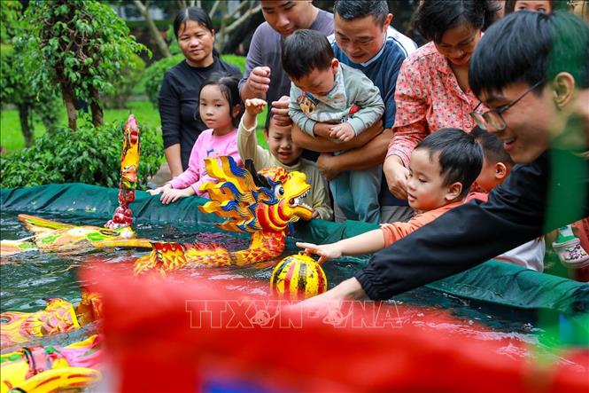 Múa rối nước - nghệ thuật sân khấu dân gian nhận được sự quan tâm và yêu thích của nhiều người dân và du khách trong, ngoài nước. Ảnh: Khánh Hoà - TTXVN