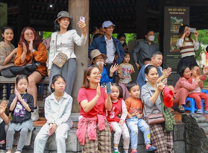 Múa rối nước - nghệ thuật sân khấu dân gian nhận được sự quan tâm và yêu thích của nhiều người dân và du khách trong, ngoài nước. Ảnh: Khánh Hoà - TTXVN