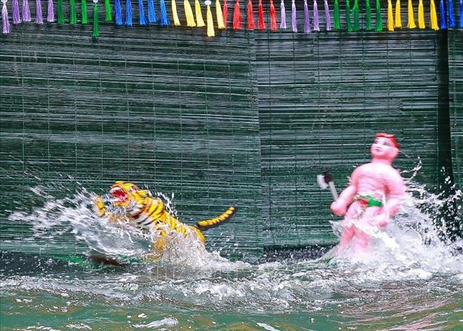 Các tiết mục thường mô tả cuộc sống lao động sản xuất nông nghiệp, các lễ hội truyền thống hay những câu chuyện cổ tích, truyền thuyết dân gian, mang đậm ước mơ về một cuộc sống ấm no, hạnh phúc. Ảnh: Khánh Hoà - TTXVN