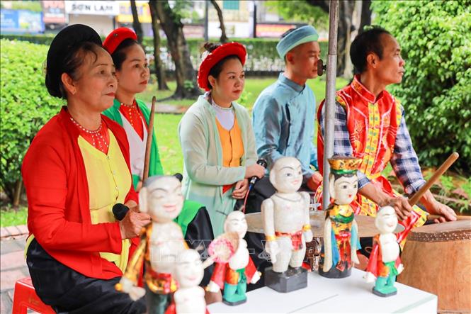 Múa rối nước thường đi kèm với âm nhạc dân tộc (như chèo, tuồng) do dàn nhạc sống biểu diễn, góp phần dẫn dắt câu chuyện và tạo không khí cho buổi diễn. Ảnh: Khánh Hoà - TTXVN