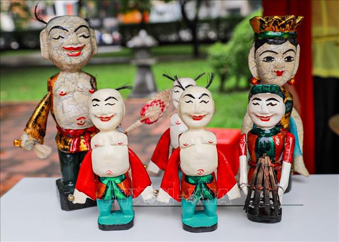 Con rối được làm bằng gỗ và sơn mài, có hình dáng và màu sắc đa dạng, thể hiện các nhân vật trong các câu chuyện dân gian hoặc cuộc sống thường ngày. Ảnh: Khánh Hoà - TTXVN