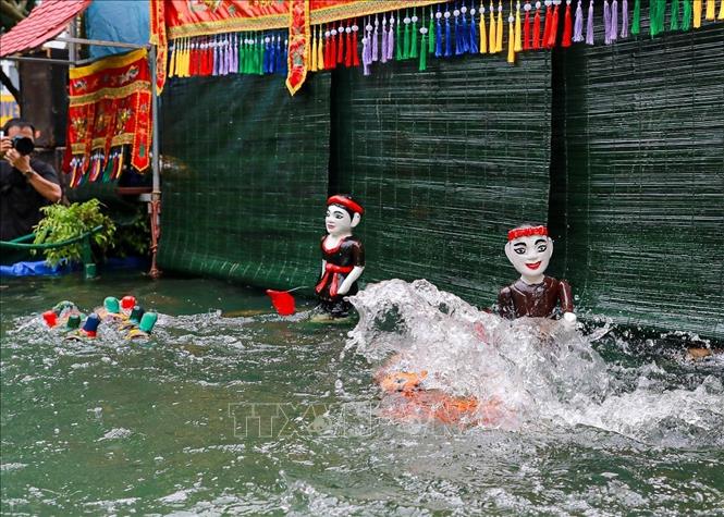 Các tiết mục thường mô tả cuộc sống lao động sản xuất nông nghiệp, các lễ hội truyền thống hay những câu chuyện cổ tích, truyền thuyết dân gian, mang đậm ước mơ về một cuộc sống ấm no, hạnh phúc. Ảnh: Khánh Hoà - TTXVN